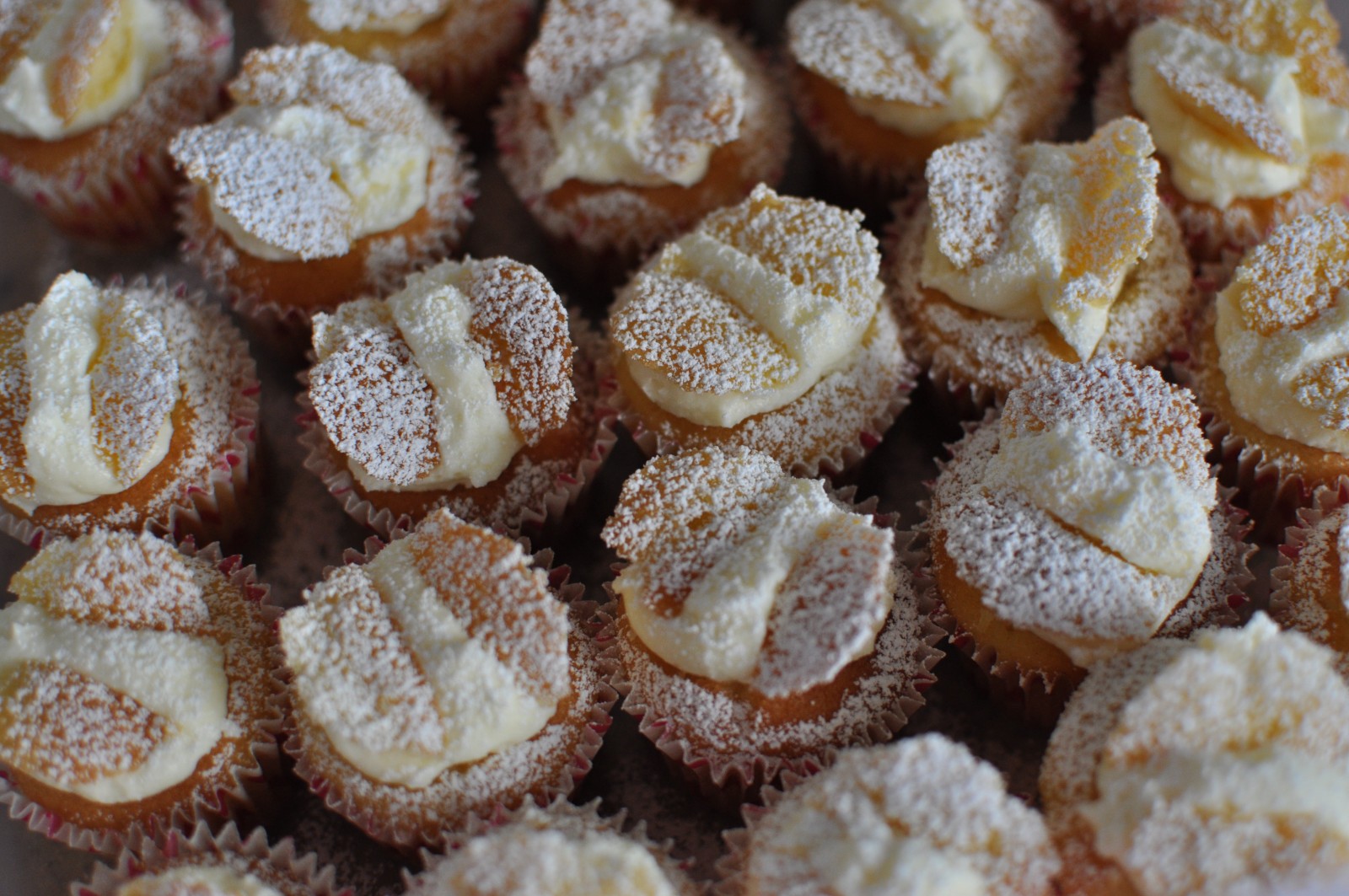 Icing sugar dusting