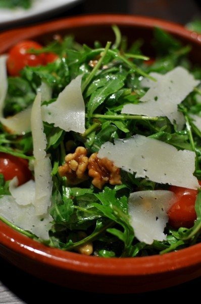 Ensalda de tomate y manchego - salad of tomato, manchego cheese and walnuts