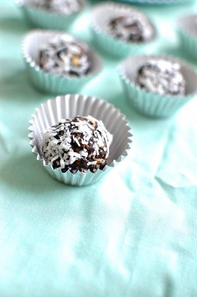 Paleo chocolate almond 'truffles'